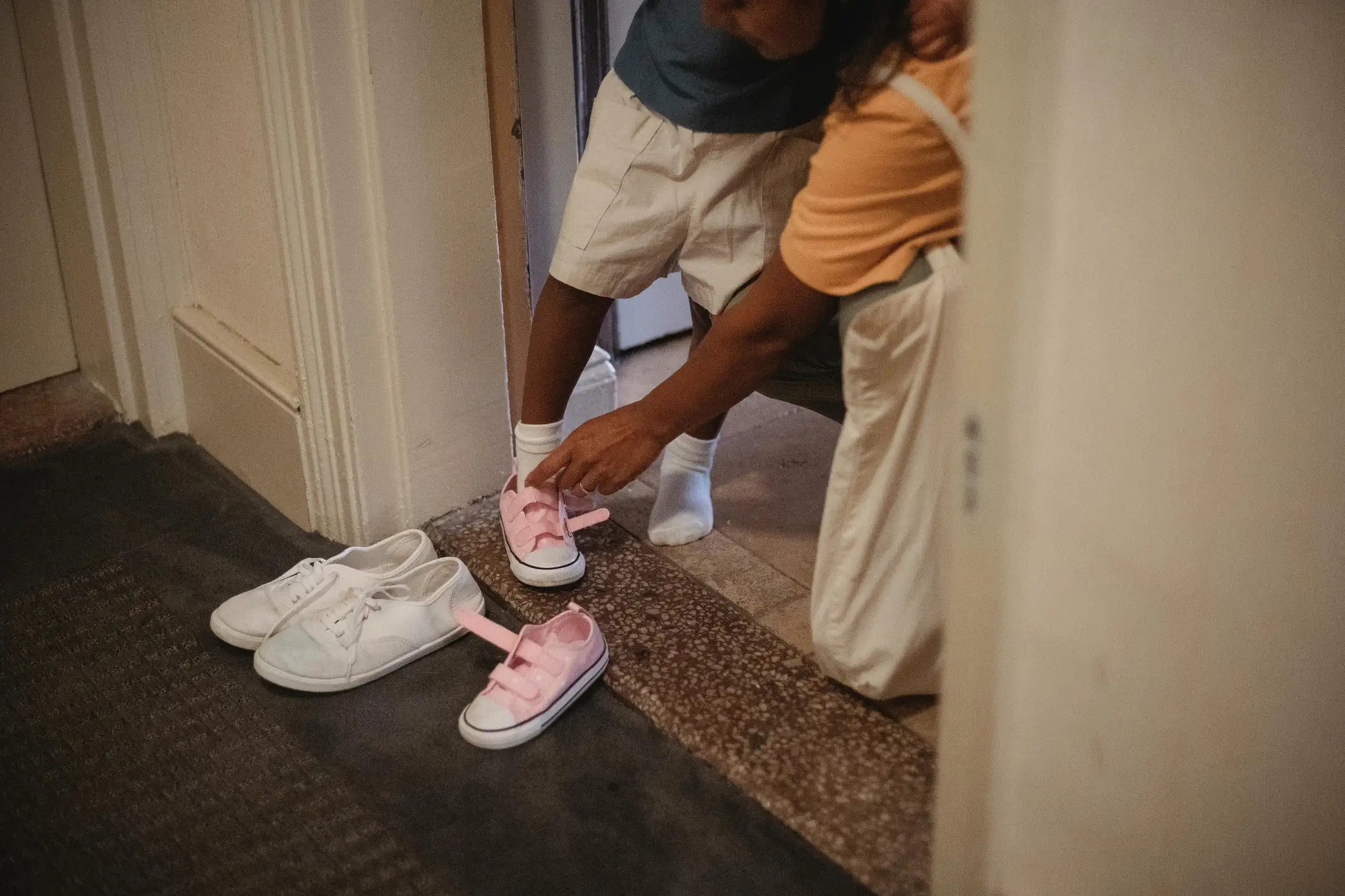 10 Eigenschaften, die gesunde Fußentwicklung bei Kindern in Hausschuhen fördern