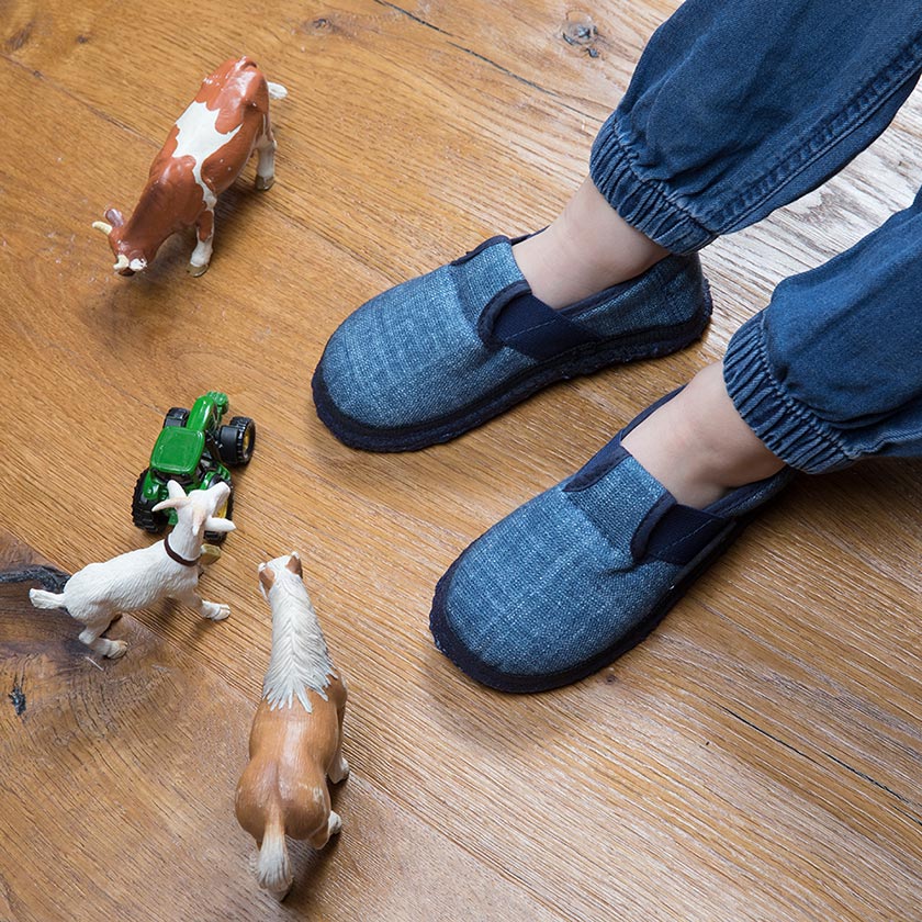 Welche 3 Details erleichtern Kindern das An- und Ausziehen von Hausschuhen?