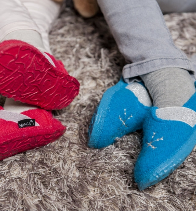 Wie finde ich kindersichere Hausschuhe mit gutem Halt auf Teppich und Fliesen?