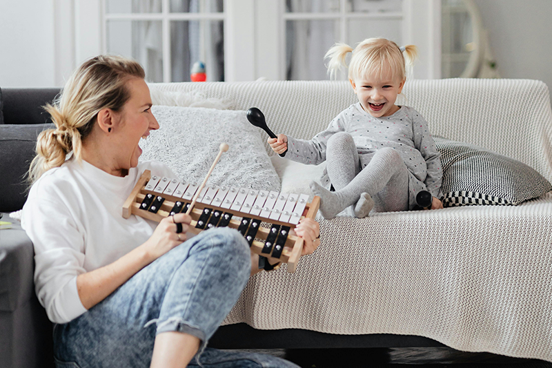 Wie stärken kurze Musik- und Bewegungsspiele konkret Fußmuskulatur und Gleichgewicht?