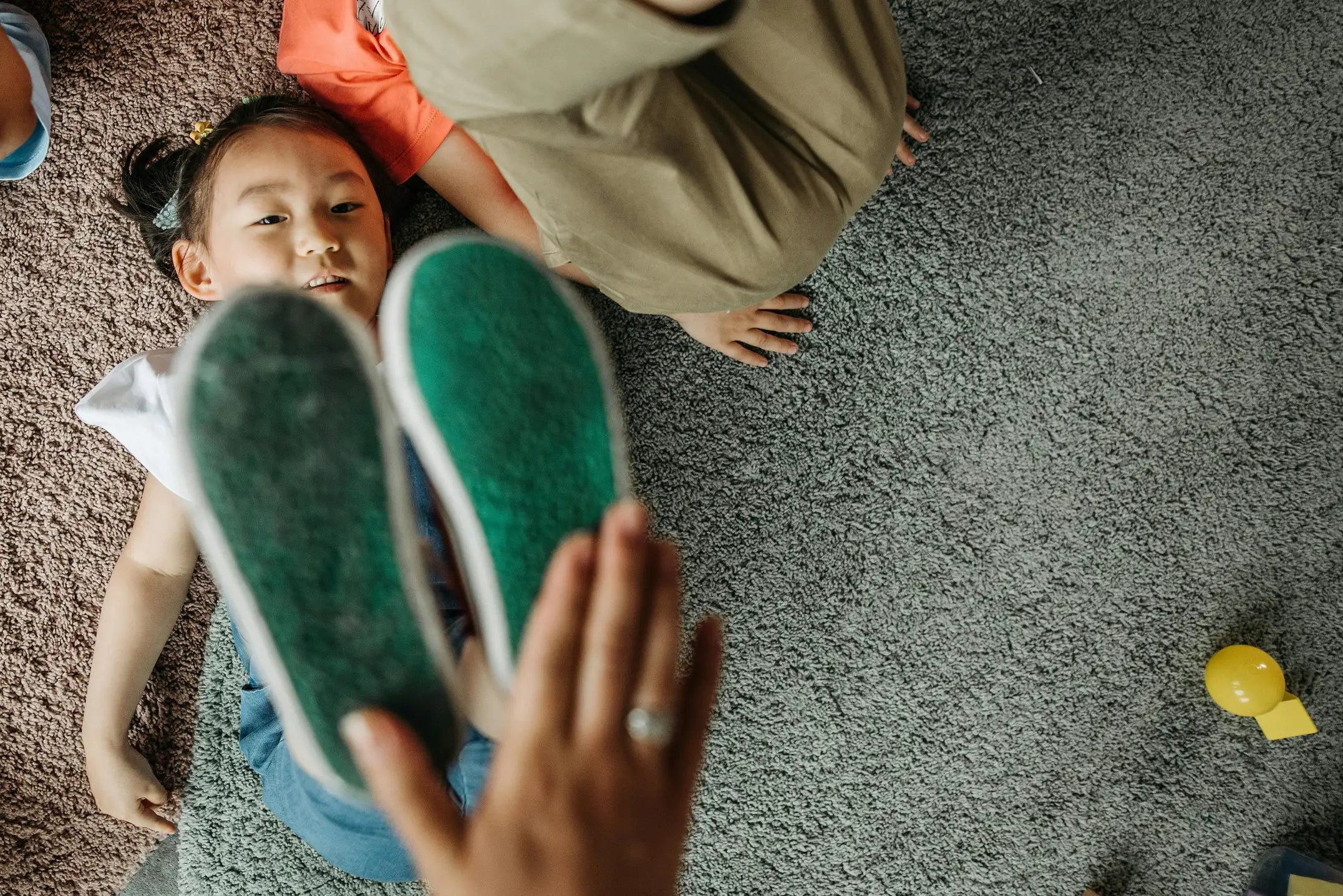 3 Gründe, warum natürliche Materialien Kindern mehr Bewegungsfreiheit und eine gesunde Fußentwicklung ermöglichen?