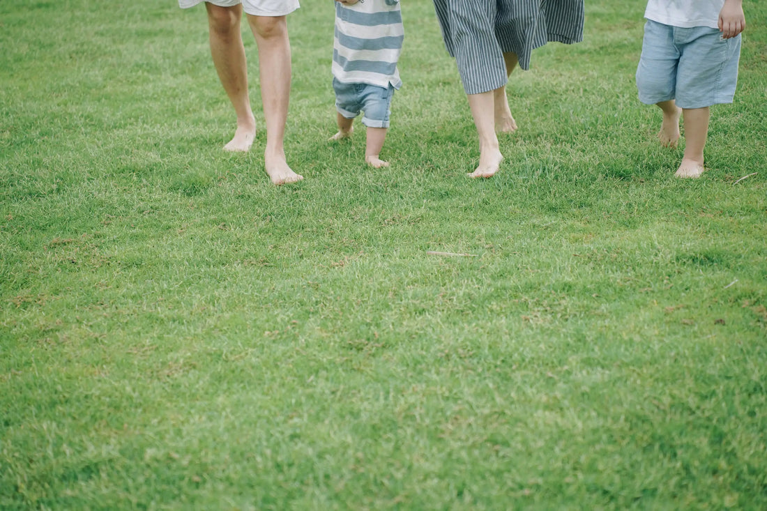 10 Wege, wie flexible Sohlen aus Naturkautschuk, Gummi und Kunststoff die natürliche Kinderfußbewegung fördern