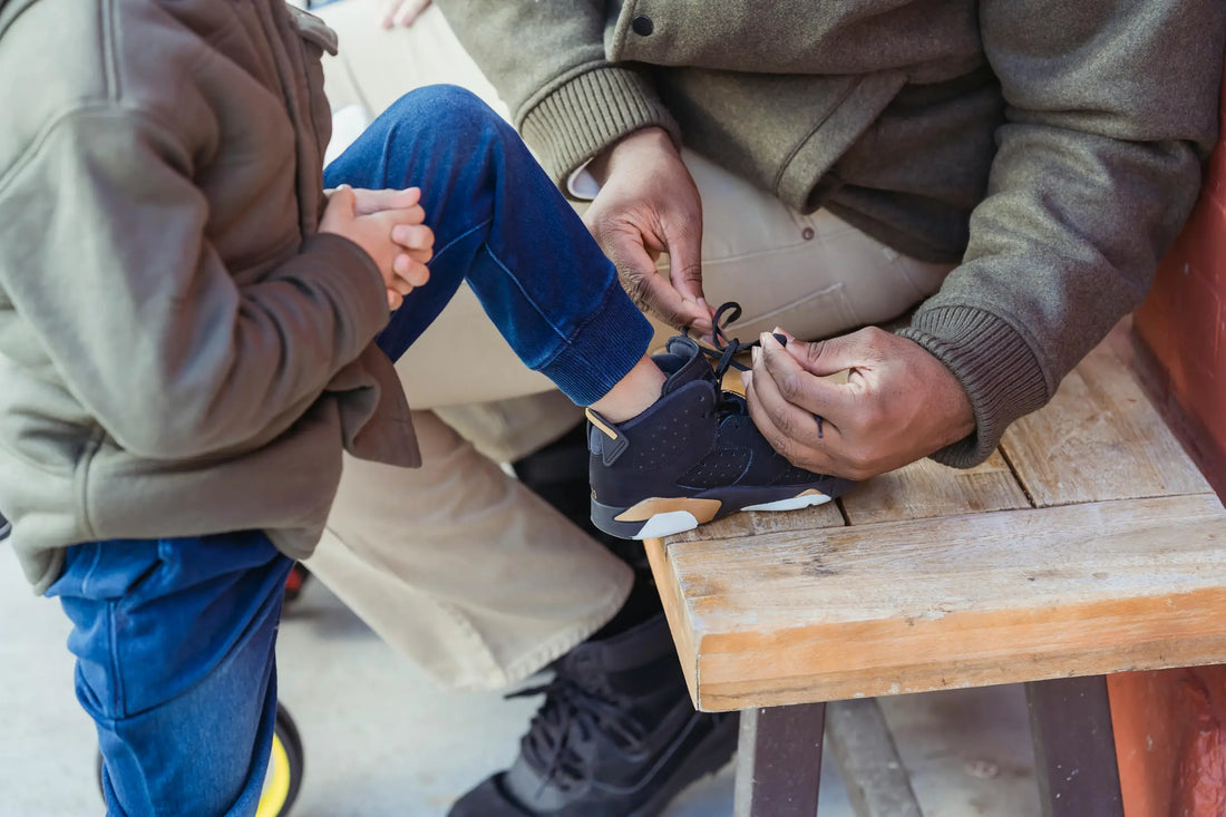 3 Rituale, mit denen Kinder spielerisch Schuhe und Kleidung selbst pflegen lernen